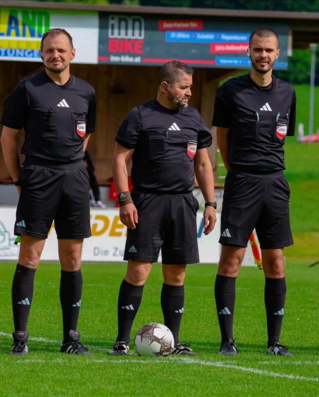 🔵 Impressionen aus Schwoich 🟡

Am vergangenen Donnerstag musste sich unsere Kampfmannschaft leider mit einer 5:3-Niederlage aus Schwoich verabschieden. Das Fehlen von fünf Stammspielern machte sich auf dem Platz früh bemerkbar – bereits in der 6. Minute gingen die Hausherren mit 1:0 in Führung.

Trotz allem zeigte unser Team Kampfgeist und versuchte sich immer wieder zurückzukämpfen. Doch am Ende reichte es nicht mehr, um das Spiel zu drehen.

📆 Am 13. Juni steht nun das letzte Spiel der Saison bevor – seid dabei und unterstützt unser Team noch einmal lautstark im Stadion Jenbach! 💪

➡️Alle Fotos vom Spiel findet ihr wie gewohnt auf unserer Facebook-Seite!
📸 by @threeerrors 

#skjenbach #matchday #blaugelb #saisonfinale #kämpferherz #gemeinsamblaugelb #fussballliebe #letzterspieltag #jenbach #schwoich #landesligaost #tirol