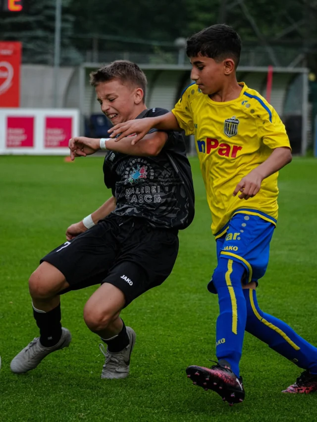 Hier die offiziellen Bilder vom Match unsere
U12 gegen die U12 vom SV THAUR am 31.05.!

Das erste Tor hatte Hoffnung geweckt, 
doch die Gäste konnten bald ausgleichen 
und am Ende noch deutlich ihren Vorsprung 
ausbauen. Die Kids haben zwar alles getan 
um noch ein unentschieden oder gar den
verdienten Sieg zu erkämpfen… aber leider
konnte man nur auf ein 3:4 verkürzen. 

Dennoch ein spannendes Spiel 🙂

Endstand: 3:4

•

📸 by @pcb_chefe

• ALLE BILDER VOM MATCH FINDET 
IHR AUF UNSERER FACEBOOK SEITE •

#SKJ #skjenbach #nachwuchs #kickers #soccer #fussball #eltern #trainer #mannschaft #heimspiel #niederlage #u12 #skjstadion #gemeinsamgelbblau #zukunft #matchday #svthaur