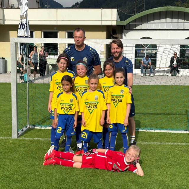 🔵 Blau-Gelbe Mädels-Power! 🟡

Am Mittwoch trat unser im Winter neu gegründetes U08-Mädchenteam – ins Leben gerufen von Tom, Bani, Pati und Dejan – gegen die Mädels des SV Schlitters an. In tollen Spielen zeigten unsere jungen Fußballerinnen, was sie bereits draufhaben! 👏⚽

Das Trainerteam ist mega stolz – vor allem, weil der Zuwachs an Mädchen stetig wächst. Ein großartiger Schritt für den Nachwuchsfußball beim SK Jenbach! 💙💛

📣 Du bist zwischen 2015 und 2018 geboren und hast Lust auf Fußball?
Dann komm vorbei – wir suchen noch Verstärkung für unser Team! 💪👧⚽

#skjenbach #mädchenfussball #u08girls #blaugelb #fussballliebe #gemeinsamblaugelb #nachwuchs #girlsinsports