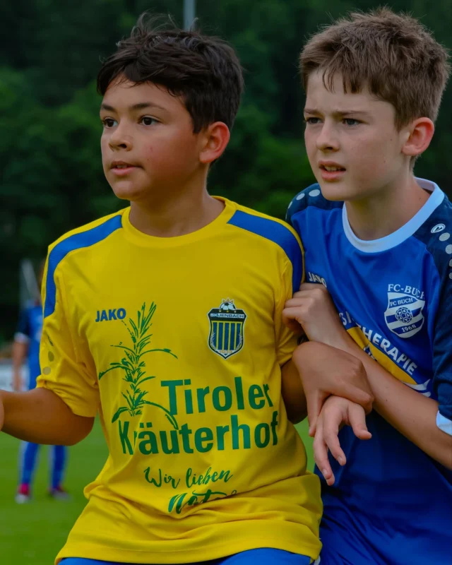 🔵🟡 Impressionen vom Bucher Pfingstfest – U11 🟡🔵

Wie auch im letzten Jahr kam es beim legendären Pfingstfest wieder zum freundschaftlichen Kräftemessen zwischen dem FC Buch und dem SK Jenbach – diesmal mit den U6, U8, U11 und U12 Mannschaften.

Mit viel Einsatz, Freude und Herzblut zeigten die Kids, was sie bereits am Ball draufhaben ⚽💪. Ein großes Kompliment an beide Teams – so viel Begeisterung und Teamgeist im jungen Alter ist einfach großartig!

Fazit: Beide Vereine dürfen stolz auf ihren Nachwuchs sein – Zukunft gesichert! 🙌

➡️Alle Fotos vom Spiel findet ihr wie gewohnt auf unserer Facebook-Seite!
📸 by @threeerrors 

#skjenbach #fcbuch #u11 #nachwuchsarbeit #pfingstfest #kinderfussball #vereinsfreundschaft #blaugelb #gemeinsamstark #fussballliebe