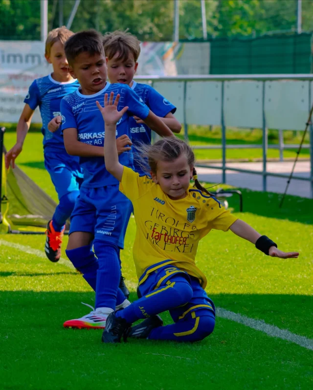 🔵 Impressionen vom U07 Turnier in Jenbach 🟡

Am vergangenen Freitag stand für unsere U07 das letzte Heimturnier der Saison am Programm. Trotz hoher Temperaturen waren unsere Kids mit voller Begeisterung und Einsatz am Werk! ☀️

Es gab wieder viele Tore, Ballkünste und strahlende Gesichter zu sehen – ein würdiger Abschluss einer tollen Saison!

Wir wünschen allen Kindern einen wunderschönen Sommer und freuen uns jetzt schon auf ein Wiedersehen im Herbst! 🌞

➡️Alle Fotos vom Spiel findet ihr wie gewohnt auf unserer Facebook-Seite!
📸 by @threeerrors 

#skjenbach #u07 #nachwuchsfußball #heimturnier #blaugelbefamilie #fußballspaß #kinderpower #jenbach #jenbach #tirol #nextgen