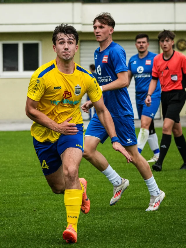 Hier die offiziellen Bilder unserer 
RESERVE gegen die RESERVE vom 
FC BRUCKHÄUSL am 15.06.25 ⚽️ 

Was für ein stürmisches Spiel… sprichwörtlich!
In der ersten Halbzeit noch mit 3 Toren hinten,
konnten die Jungs zur zweiten Hälfte noch auf
ein Tor Differenz aufholen. 

Vielleicht wäre noch ein Unentschieden oder gar
ein Sieg möglich gewesen, doch leider hat sich
das Wetter plötzlich zum negativen entwickelt…
Extremer Wind und starker Regen machten es
unmöglich das dieses Match bis zum Ende 
gespielt werden konnte. Der unparteiische 
hatte keine andere Wahl. Er musste das Spiel,
wetterbedingt, abbrechen. Die letzten 10 Minuten 
vom Spiel fehlten somit. Schade. 😌

Trotzdem tapfer gekämpft und eine solide 
Leistung abgeliefert. Motivation war da! 🙃

• ALLE BILDER VOM MATCH FINDET
IHR AUF UNSERER FACEBOOK SEITE •

Endstand: 4:3 (4:1)

📸 by @pcb_chefe 

#jubel #skj #skjenbach #fcbruckhäusl #sieg #heimspiel #Saisonstart #reserve #fussball #soccer #tore #trainer #gemeinsamblaugelb #bruckhäusl #match #meisterschaft #rückrundenauftakt
