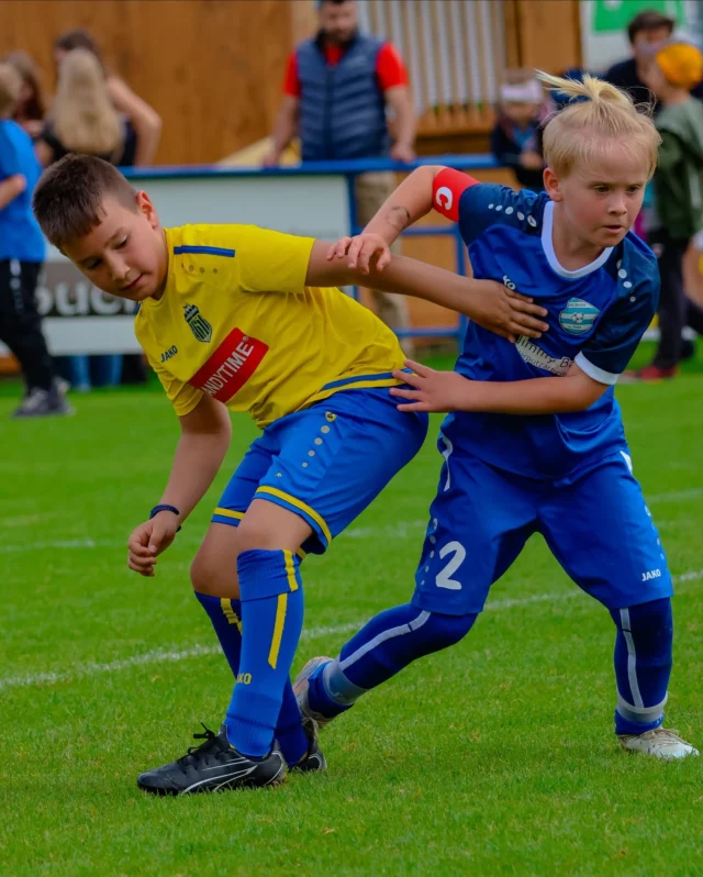 🔵🟡 Impressionen vom Bucher Pfingstfest – U8 🟡🔵

Wie auch im letzten Jahr kam es beim legendären Pfingstfest wieder zum freundschaftlichen Kräftemessen zwischen dem FC Buch und dem SK Jenbach – diesmal mit den U6, U8, U11 und U12 Mannschaften.

Mit viel Einsatz, Freude und Herzblut zeigten die Kids, was sie bereits am Ball draufhaben ⚽💪. Ein großes Kompliment an beide Teams – so viel Begeisterung und Teamgeist im jungen Alter ist einfach großartig!

Fazit: Beide Vereine dürfen stolz auf ihren Nachwuchs sein – Zukunft gesichert! 🙌

➡️Alle Fotos vom Spiel findet ihr wie gewohnt auf unserer Facebook-Seite!
📸 by @threeerrors 

#skjenbach #fcbuch #u8 #nachwuchsarbeit #pfingstfest #kinderfussball #vereinsfreundschaft #blaugelb #gemeinsamstark #fussballliebe