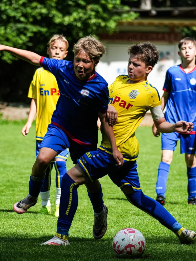 Hier die offiziellen Bilder vom Match unserer
U12 gegen die U12 vom FC PATSCHERKOFL!

Zu Beginn lag man recht schnell mit 2 Toren hinten. 
Doch im zweiten Drittel haben sie nochmals umgestellt 
und Druck gemacht. Das wurde auch schnell mit einem 
3:3 unentschieden belohnt. 

Ausgerechnet im letzten Drittel kam dann erneut 
die Wendung. Gegentor und Rückstand. Leider war 
die Zeit am Ende knapp und ein zweites Gegentor 
folgte. Somit 5:3 verloren 😞 

Endstand: 5:3

•

📸 by @pcb_chefe

• ALLE BILDER VOM MATCH FINDET 
IHR AUF UNSERER FACEBOOK SEITE •

#SKJ #skjenbach #nachwuchs #kickers #soccer #fussball #eltern #trainer #mannschaft #heimspiel #sieg #u12 #skjstadion #gemeinsamgelbblau #zukunft #matchday #fcpatscherkofel
