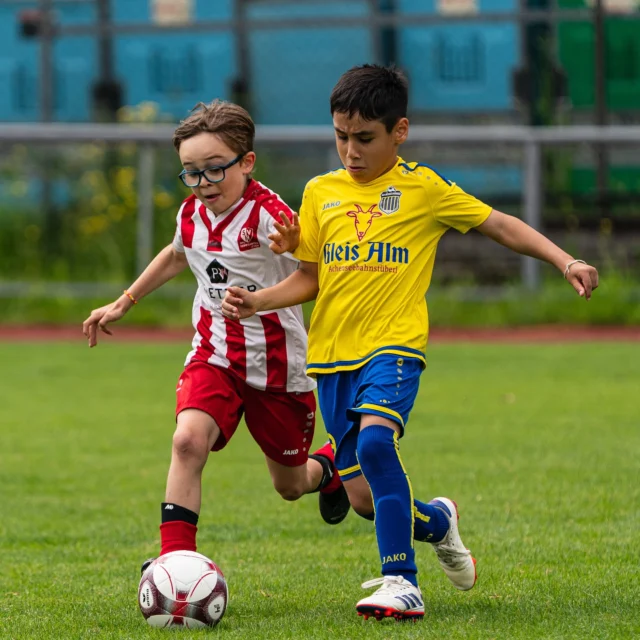 🔵Nachtrag: Pfingstcup in Wörgl 🟡

Unsere U09 war beim diesjährigen Pfingstcup in Wörgl mit voller Motivation am Start! 💪⚽ Gegen starke Gegner wie den LASK oder SpVgg Unterhaching zeigten unsere Youngsters vollen Einsatz und konnten sich am Ende die Plätze 7 und 8 sichern.

Wir sind stolz auf die Leistung unserer Kinder und des gesamten Trainerteams – macht weiter so! 

➡️Alle Fotos vom Turnier findet ihr wie gewohnt auf unserer Facebook-Seite!
📸 by @markus_ocvirk 

#skjenbach #U09 #pfingstcup #nachwuchsarbeit #blaugelbefamilie #kinderfußball #turnierpower #gemeinsamstark