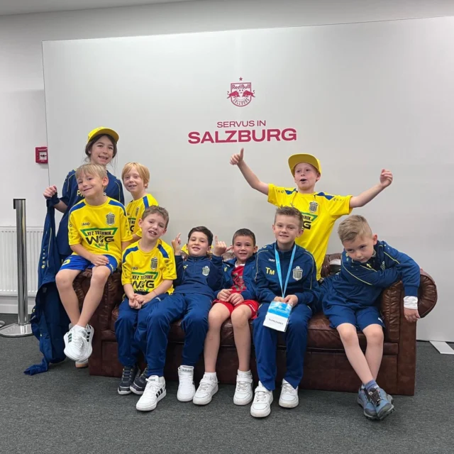 🇦🇹⚽ Internationales U08-Turnier in Salzburg – SK Jenbach mittendrin! ⚽🇪🇺

Ein großartiges Erlebnis für unsere U08: Beim internationalen Turnier in Salzburg konnte unser Team trotz kurzfristiger Ausfälle am Abreisetag einen starken 6. Platz von 20 Mannschaften erreichen! 👏💪

In einer hochkarätigen Gruppe mit Teams aus Wels, Frankfurt, Wien und Weinheim sicherten sich unsere Kinder den Einzug ins Viertelfinale, das leider mit 0:2 verloren ging. Dennoch können unsere Spieler:innen und das Trainerteam stolz auf diese Leistung sein!

🌍 Für Kinder und Eltern war es ein unvergessliches Wochenende voller Emotionen, spannender Spiele und internationaler Fußballatmosphäre.

#skjenbach #internationalturnier #u08 #salzburgcup #nachwuchsfussball #blaugelb #fußballverbindet #skjfamilie #kinderfussball