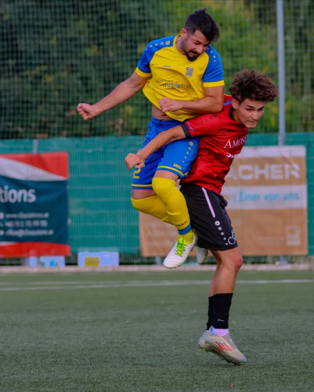 🔵 Sieg im ersten Testspiel! 🟡

Gestern bestritt die Pfurtscheller-Elf ihr erstes Testspiel gegen die SVG Reichenau Juniors! 

Es war das erste Mal, dass unser neu formiertes Team zusammen spielte. Anfangs noch etwas holprig, zeigte die Mannschaft am Ende eine starke Leistung und dominierte das Spiel klar. Mit einem 3:0-Sieg ging es zurück nach Jenbach! 

Das nächste Testspiel findet am 29. Juli um 19:30 Uhr gegen den SV Weerberg in Weerberg statt. 

➡️Alle Fotos vom Training findet ihr wie gewohnt auf unserer Facebook-Seite!
📸 by @threeerrors 

Wir freuen uns auf eure Unterstützung! 

#SKJenbach #Testspiel #Sieg #PfurtschellerElf #Kampfmannschaft #BlauGelb #Fußballvorbereitung #Teamgeist #GemeinsamStark #gemeinsamblaugelb #jenbach #tirol
